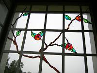  Mampara de vidrios transparentes atravesada por una planta con flores.-
cod:67